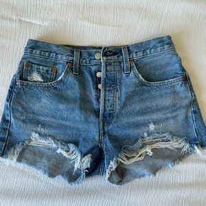 Levi’s 501 shorts size 28!!